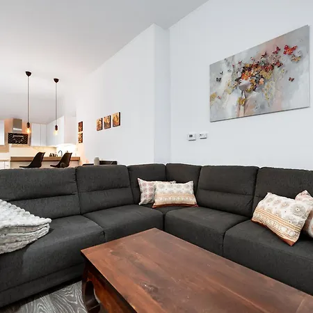 Apartman Center Premium With Private Garage Parking Kassa